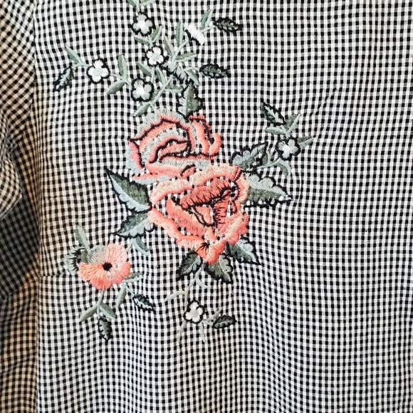 💚5/$25 DownEast Gingham Check Print Fluted Sleeve Embroidered Blouse Size Smal - Picture 2 of 5